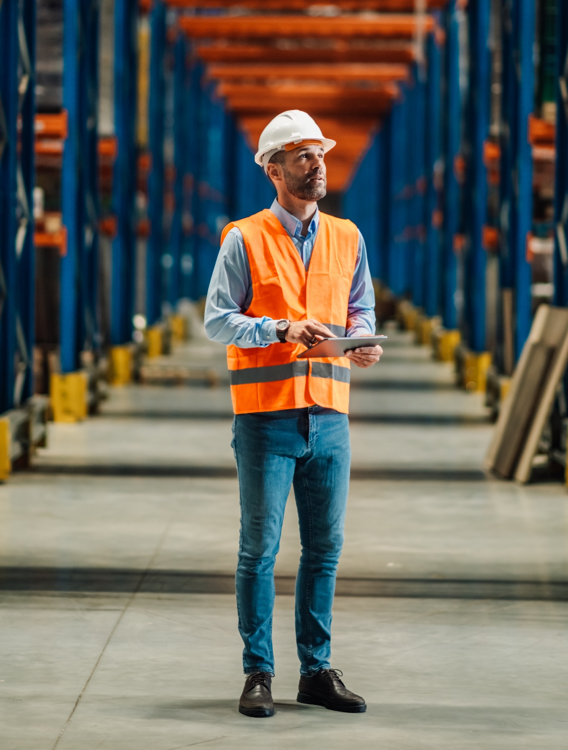 Wale warehouse manager with ipad